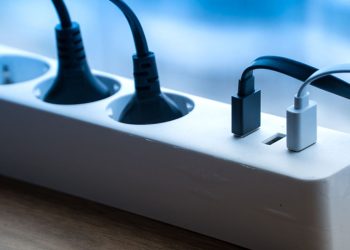 Kenali perangkat elektronik yang tidak boleh dicolok ke terminal listrik agar terhindar dari risiko korsleting, panas berlebih, hingga kebakaran di rumah. (Foto: SHUTTERSTOCK/CHELLO700)