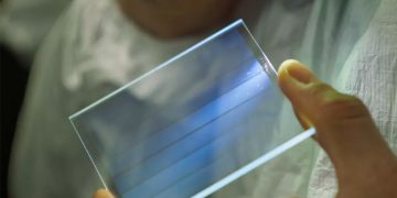 Microsoft kembangkan Project Silica, teknologi penyimpanan data di kaca yang diklaim mampu bertahan hingga 10 ribu tahun. (Foto: Microsoft)