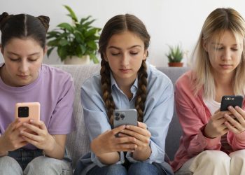 Meta dan YouTube hadapi sidang dugaan kecanduan media sosial pada remaja. Kasus ini disebut mirip skandal industri tembakau. (Foto: Freepik)