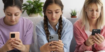 Meta dan YouTube hadapi sidang dugaan kecanduan media sosial pada remaja. Kasus ini disebut mirip skandal industri tembakau. (Foto: Freepik)