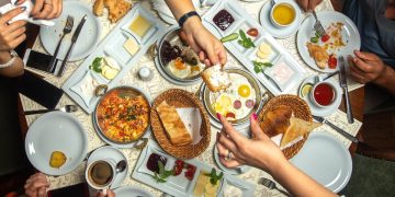 Simak tips mengatur anggaran bukber saat Ramadan agar tidak tekor, mulai dari alokasi maksimal hingga hindari utang.