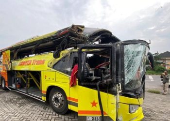 Dirut PO Cahaya Trans Ahmad Warsito jadi tersangka kecelakaan maut Tol Krapyak yang tewaskan 16 orang. Polisi ungkap dugaan kelalaian operasional. (Foto: TRIBUN JATENG/Reza Gustav Pradana)