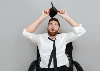 Stres finansial bukan hanya memengaruhi mental, tetapi juga mempercepat penuaan jantung dan meningkatkan risiko penyakit kardiovaskular. (Foto: Freepik/drobotdean)