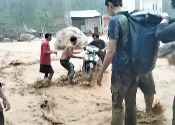 Banjir bandang kembali melanda Tapanuli Tengah. Enam kecamatan terdampak, warga dievakuasi ke sekolah dan satu jembatan darurat hanyut. (Foto: DOK. PEMKAB TAPANULI TENGAH)
