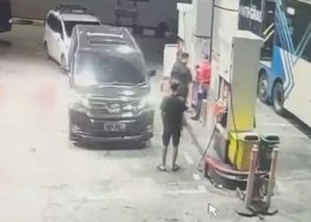 Pelaku penganiayaan tiga petugas SPBU di Cipinang ternyata pekerja rental dan positif sabu serta ganja. Polisi pastikan bukan anggota Polri. (Foto: Kamera pengawas SPBU)
