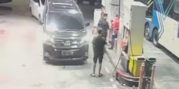 Pelaku penganiayaan tiga petugas SPBU di Cipinang ternyata pekerja rental dan positif sabu serta ganja. Polisi pastikan bukan anggota Polri. (Foto: Kamera pengawas SPBU)