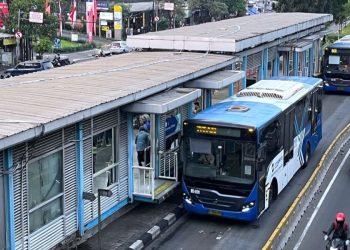 Transjakarta mengizinkan penumpang buka puasa di dalam bus selama Ramadhan dengan durasi maksimal 10 menit. Simak aturan lengkapnya.