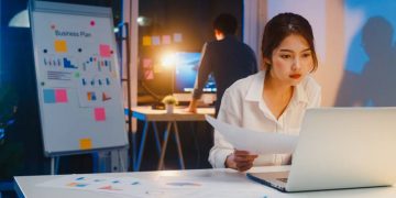 Survei terbaru menunjukkan Gen Z menjadi generasi paling kesepian di kantor. Kerja hybrid dan minim relasi disebut jadi penyebab utama.