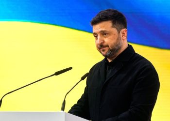 Zelensky menilai AS terlalu sering mendesak Ukraina dalam perundingan damai dengan Rusia. Kyiv minta jaminan keamanan jangka panjang. (Foto: Michael Probst/AP)