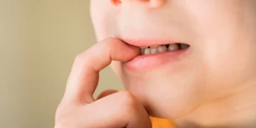 Kebiasaan menggigit kuku bisa jadi tanda stres hingga gangguan kecemasan. Simak penyebab psikologis dan cara menghentikannya. (Foto: Freepik)