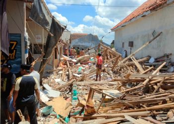 Ledakan dahsyat terjadi di Dusun Mimbo Situbondo dan merusak sejumlah rumah warga. Polisi langsung melakukan evakuasi dan olah TKP. (Foto: beritanasional.id)