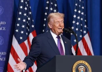 Donald Trump umumkan tarif impor AS 10 persen setelah Mahkamah Agung membatalkan tarif darurat. Simak alasan, dasar hukum, dan dampaknya. (Foto: Reuters)