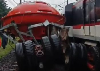 Truk trailer tertemper KA Bandara Soetta di Poris, Tangerang, hingga terseret 100 meter. Polisi lakukan rekayasa lalu lintas. (Foto: Ntvnews.id)
