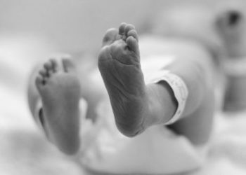 Dua bayi baru lahir ditemukan tewas dalam freezer rumah di Prancis timur. Ibu korban ditangkap polisi di pinggiran Paris. (Foto: beritaborneo.com)