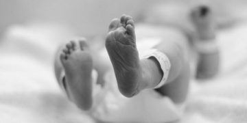 Dua bayi baru lahir ditemukan tewas dalam freezer rumah di Prancis timur. Ibu korban ditangkap polisi di pinggiran Paris. (Foto: beritaborneo.com)