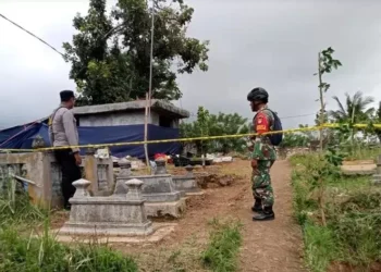 Santri 11 tahun di Wonogiri meninggal diduga akibat kekerasan di kelas. Polisi tetapkan satu anak sebagai ABH dan lakukan ekshumasi.