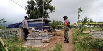 Santri 11 tahun di Wonogiri meninggal diduga akibat kekerasan di kelas. Polisi tetapkan satu anak sebagai ABH dan lakukan ekshumasi.