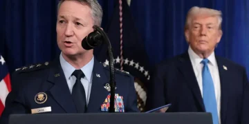 Donald Trump bantah laporan bahwa Jenderal Dan Caine menolak perang dengan Iran. Ia sebut kabar tersebut 100 persen tidak benar. (Foto: Reuters/Jonathan Ernst)