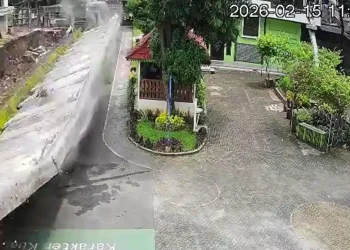 Tembok sepanjang 65 meter roboh ke area SMPN 182 Kalibata, Jaksel. Polisi pastikan tak ada korban dan sebut tanah labil jadi penyebab utama. (Foto: tribunnews.com)