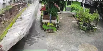 Tembok sepanjang 65 meter roboh ke area SMPN 182 Kalibata, Jaksel. Polisi pastikan tak ada korban dan sebut tanah labil jadi penyebab utama. (Foto: tribunnews.com)