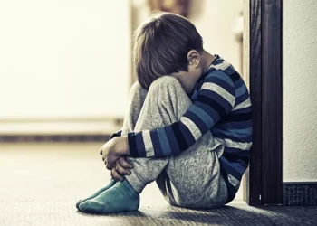 Psikolog Anna Surti Ariani menegaskan keputusan bunuh diri anak tidak dipicu satu faktor. Literasi digital dan komunikasi orang tua jadi kunci. (Foto: Istimewa/jangkauindonesia.com)