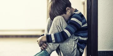 Psikolog Anna Surti Ariani menegaskan keputusan bunuh diri anak tidak dipicu satu faktor. Literasi digital dan komunikasi orang tua jadi kunci. (Foto: Istimewa/jangkauindonesia.com)