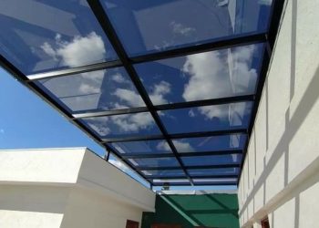 Kanopi solarflat menjadi pilihan favorit untuk hunian modern. Material transparan ini tahan cuaca, anti UV, ringan, dan tetap estetis. (Foto: canopybesi.com)