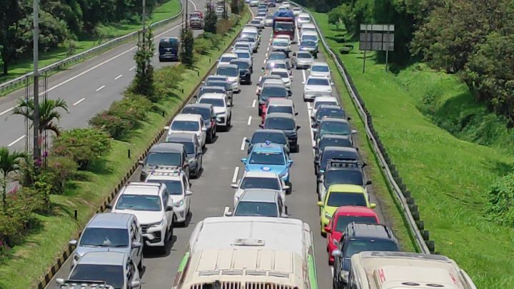 Membludak Saat Imlek, Jutaan Kendaraan Serbu Kota Bandung Picu Kemacetan Parah