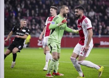 Maarten Paes tampil impresif saat debut bersama Ajax dengan tujuh saves. Jay Idzes juga perkasa membawa Sassuolo menang di Liga Italia. (Foto: ANP via Getty Images/ANP)