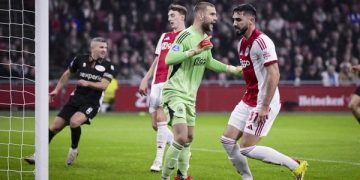 Maarten Paes tampil impresif saat debut bersama Ajax dengan tujuh saves. Jay Idzes juga perkasa membawa Sassuolo menang di Liga Italia. (Foto: ANP via Getty Images/ANP)