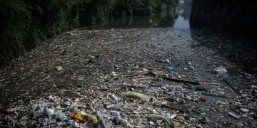 Menteri LH mendukung fatwa MUI yang mengharamkan buang sampah ke sungai dan laut. Pemerintah dorong perubahan perilaku dan pengelolaan dari hulu. (Foto: Antara)