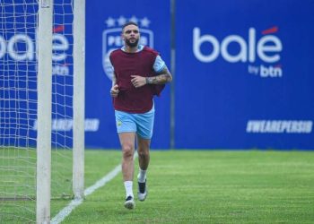 Bojan Hodak memberi sinyal Layvin Kurzawa berpeluang debut saat Persib menjamu Malut United di Super League. Simak kondisi terbaru skuad. (Foto: ileague.id)