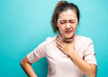 Simak cara menghilangkan lendir di tenggorokan dan paru secara alami hingga medis agar pernapasan lebih lega. (Foto: honestdocs.id)
