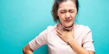 Simak cara menghilangkan lendir di tenggorokan dan paru secara alami hingga medis agar pernapasan lebih lega. (Foto: honestdocs.id)