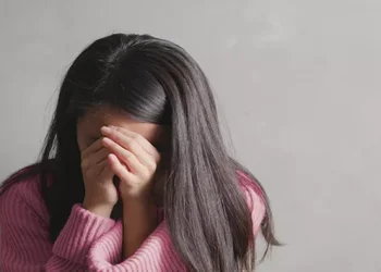 Mudah menangis bukan tanda lemah. Simak penjelasan psikologis tentang empati, sensitivitas biologis, hingga kelelahan emosional.