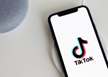 Uni Eropa menilai desain TikTok memicu kecanduan dan melanggar aturan digital. Komisi Eropa mempertimbangkan perubahan algoritma hingga sanksi denda besar. (Foto: shiawaves.com)