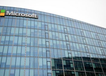 Microsoft berencana bekerja sama dengan PLN membangun tenaga surya 200MW untuk menyuplai data center di Indonesia. (Foto: AFP/MARTIN BUREAU)