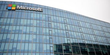 Microsoft berencana bekerja sama dengan PLN membangun tenaga surya 200MW untuk menyuplai data center di Indonesia. (Foto: AFP/MARTIN BUREAU)