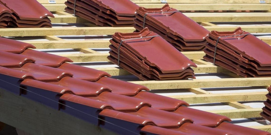 Simak keunggulan genteng dibanding seng, mulai dari kenyamanan termal, daya tahan, hingga ramah lingkungan untuk hunian tropis Indonesia.