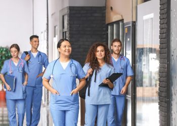 Gaji perawat Australia capai miliaran rupiah per tahun. Puluhan ribu warga Selandia Baru pindah demi peluang kerja lebih baik. (Foto: globalhealtheducation.com)