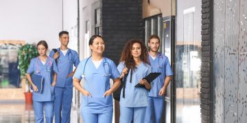 Gaji perawat Australia capai miliaran rupiah per tahun. Puluhan ribu warga Selandia Baru pindah demi peluang kerja lebih baik. (Foto: globalhealtheducation.com)