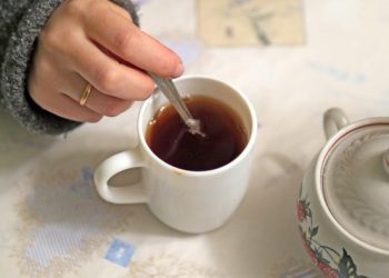 Ngopi saat sahur bisa memicu sering buang air kecil karena efek diuretik kafein. Simak penjelasan dokter urologi dari RSCM. (Foto: Getty Images/dr Barmely)