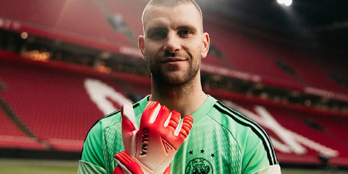 Maarten Paes Bangga Gabung Ajax dan Ungkap Julukan dari Fans Indonesia Maarten Paes resmi bergabung dengan Ajax dan mengungkap julukan Tembok yang diberikan fans Timnas Indonesia. (Foto: Laman resmi Ajax Amsterdam)