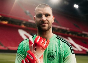 Maarten Paes resmi bergabung dengan Ajax dan mengungkap julukan Tembok yang diberikan fans Timnas Indonesia. (Foto: Laman resmi Ajax Amsterdam)