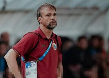 Persija kalah 0-2 dari Arema di SUGBK. Mauricio Souza menyoroti absennya pemain kunci yang memengaruhi performa tim di Super League. (Foto: genpi.co)