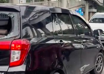 Mobil Toyota Calya lawan arah dan tabrak sejumlah kendaraan di Gunung Sahari, Jakarta Pusat. Dua orang luka ringan, sopir pakai pelat palsu. (Foto: dok VT @ky_barnetto96)