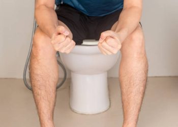 Feses mengapung atau tenggelam ternyata bisa jadi petunjuk kesehatan pencernaan. Simak penjelasan dokter soal arti dan penyebabnya. (Foto: iStock)