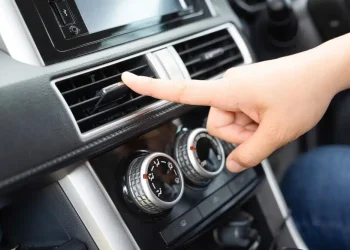 Pengaturan AC mobil saat puasa berpengaruh pada stamina dan konsentrasi pengemudi. Simak tips aman berkendara agar tetap nyaman dan fokus. (Foto: astraotoshop.com)