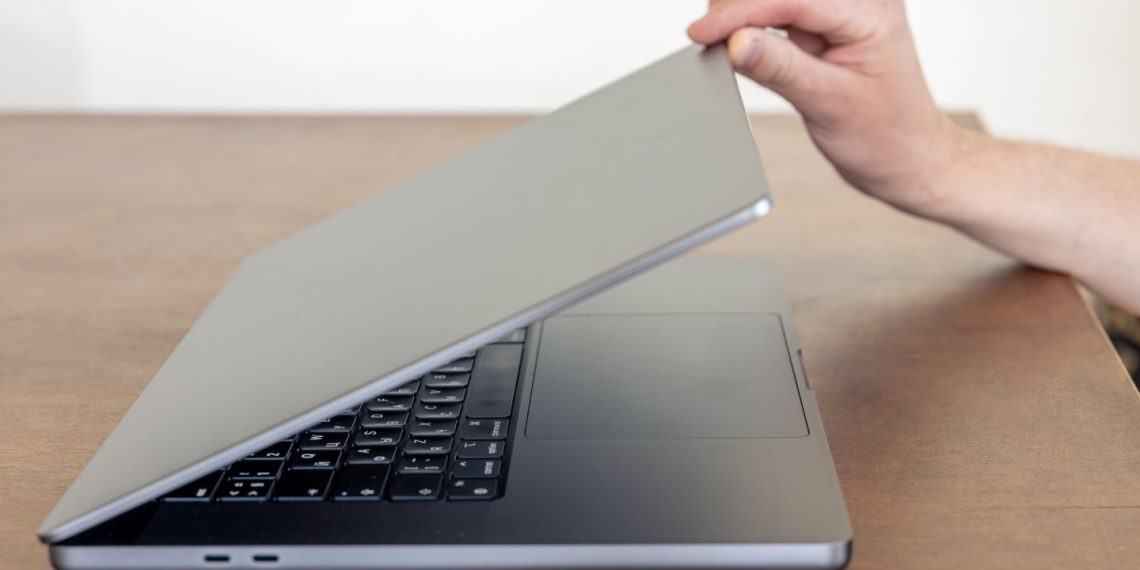 Bingung pilih Shutdown atau Sleep? Ini penjelasan lengkap fungsi, cara kerja, dan dampaknya pada laptop. (Foto: Freepik)