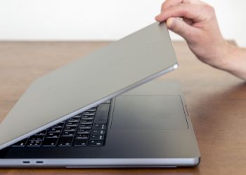 Bingung pilih Shutdown atau Sleep? Ini penjelasan lengkap fungsi, cara kerja, dan dampaknya pada laptop. (Foto: Freepik)